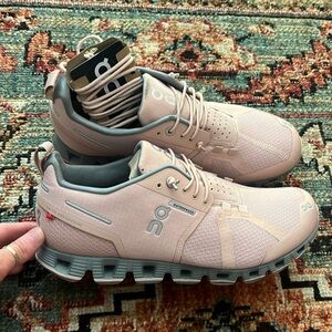 BRAND NEW ON CLOUD ON RUNNING waterproof women’s shoes size 7, color rose/fossil